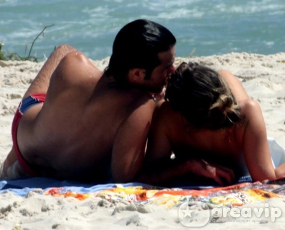 Juliana Didone e Bruno Mazzeo são clicados aos beijos em praia carioca