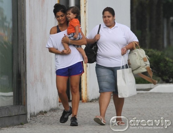 Juliana Paes passeia com o filho