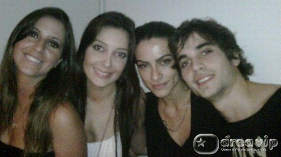 Fiuk posta foto com as irmãs no Facebook