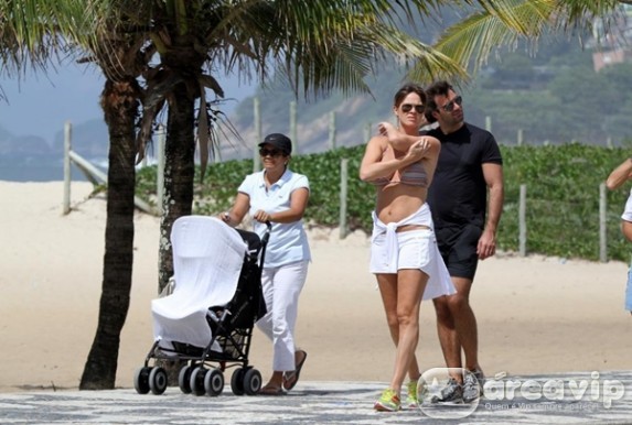 Letícia Birkheuer passeia com o filho na orla no Rio
