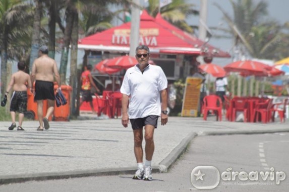 Marcos Paulo caminha na orla da Barra