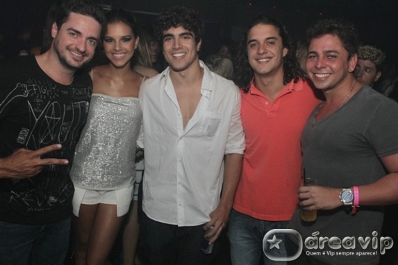 Caio Castro ganha festa de aniversário surpresa de amigos em Boate