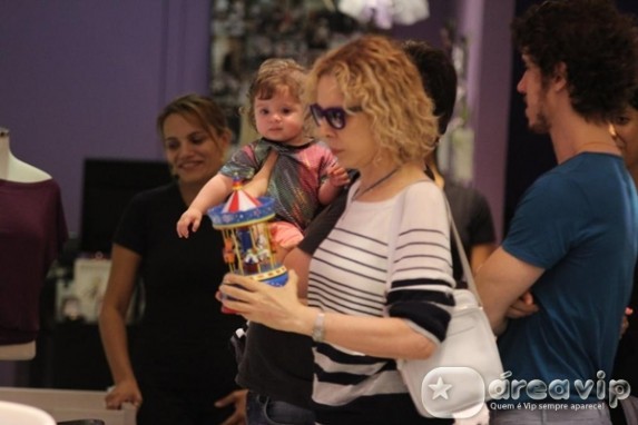 Marília Gabriela passeia com a neta em shopping do Rio