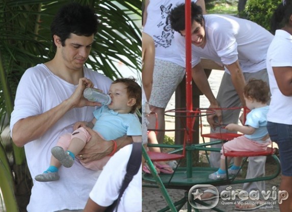Mateus Solano brinca com a filha em parquinho