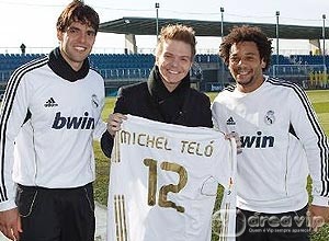 Michel Teló é recebido por Kaká no Real e ganha camisa personalizada – Veja o vídeo!