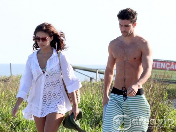 Bernardo Velasco e Paloma Bernardi estão namorando e discutem por causa de Thiago Martins