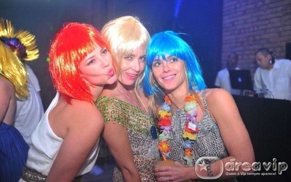 Luciano Huck posta foto de Angélica, Paola Oliveira e Carol Dieckmann de perucas coloridas na noite do Réveillon
