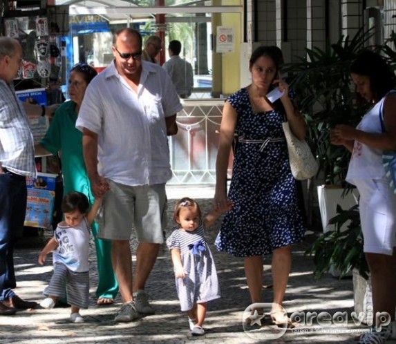 Paulo César Grande e Claudia Mauro passeiam com os filhos gêmeos no Rio