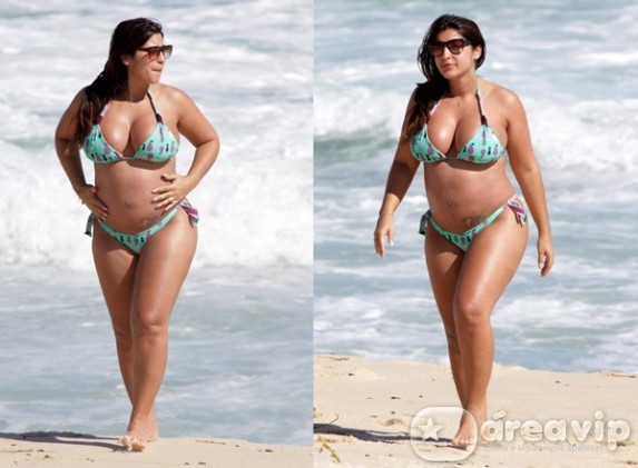 Grávida, Priscila Pires curte praia no Rio