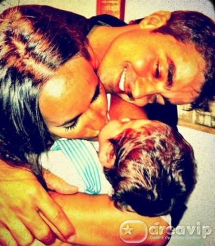 Ricardo Pereira posta foto com o filho e a mulher no Twitter