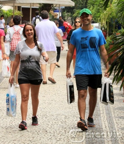 Ricardo Pereira passeia com a mulher