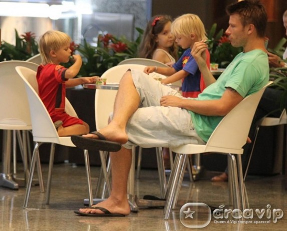 Rodrigo Hilbert passeia com os filhos em shopping