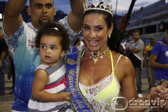 Scheila Carvalho leva a filha em ensaio técnico na Sapucaí