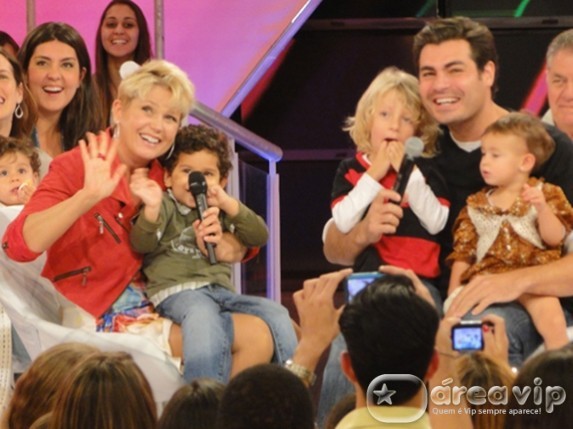 Thiago Lacerda ganha homenagem surpresa no ‘TV Xuxa’