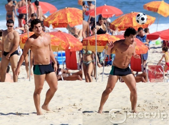 Thiago Martins joga futevôlei na praia