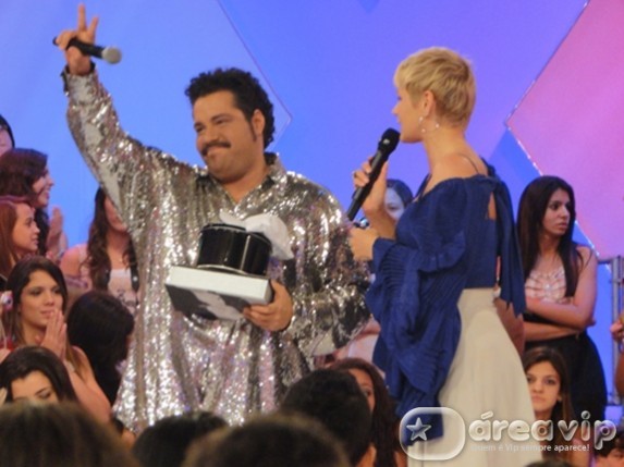 Tiago Abravanel fica emocionado ao conhecer Xuxa