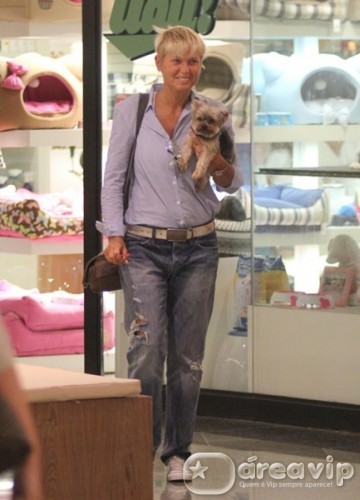 Xuxa passeia com seu cachorrinho em shopping
