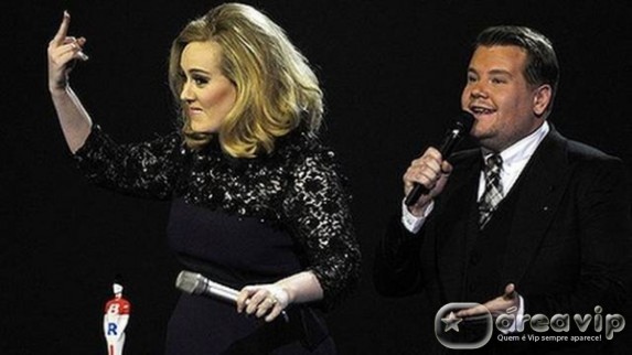 Adele faz gesto obsceno em premiação após ser interrompida