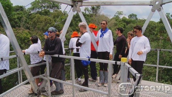 Amazônia – Participantes sobem numa passarela e andam perto de macacos