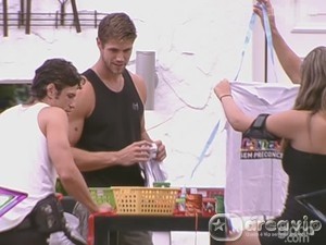 BBB12 - Brothers customizam camiseta