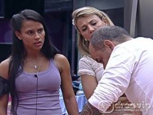 BBB12 - João Carvalho volta a bater com a cabeça e sisters cuidam do mineiro