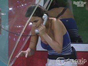 BBB12 - Laisa atende o Big Fone