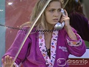 BBB12 - Renata atende ao falso Big Fone