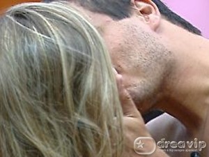 BBB12 - Renata e Jonas se beijam