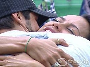 BBB12 - Yuri e Kelly se abraçam