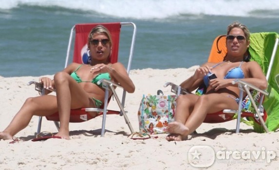 Bia e Branca Feres curtem praia juntas