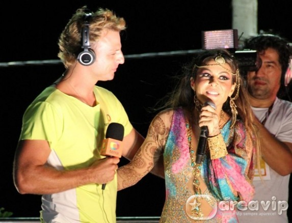 Cássio Reis beija Alinne Rosa em trio elétrico