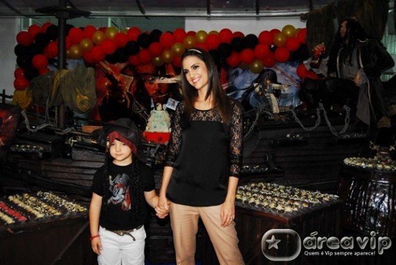 Chris Flores comemora aniversário do filho