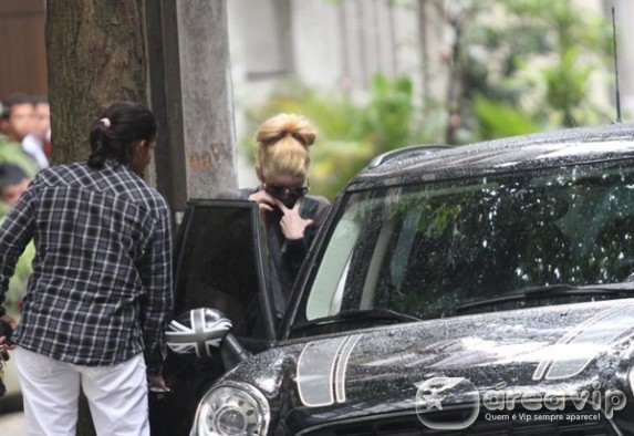 Danielle Winits esconde a boca machucada ao ver fotógrafos