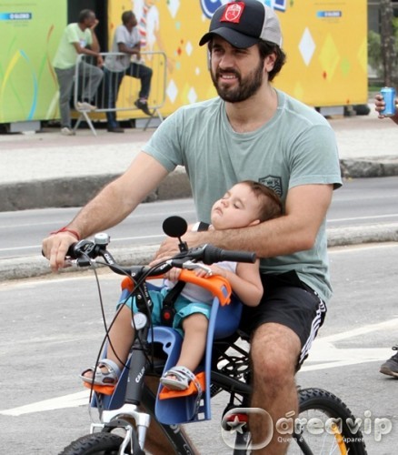 Eriberto Leão passeia de bicicleta com o filho, no Rio