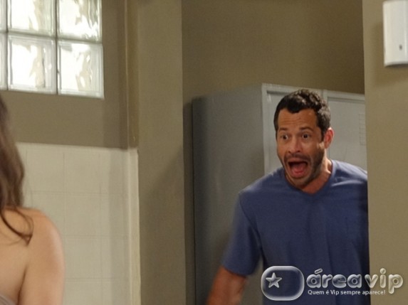 Fina Estampa - Quinzé leva susto ao ver Fabricia nua