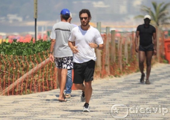 Gabriel Braga Nunes é clicado correndo no Rio