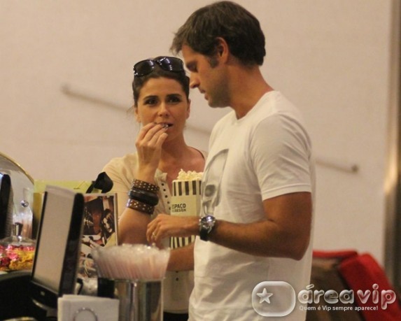 Giovanna Antonelli vai ao cinema com o marido