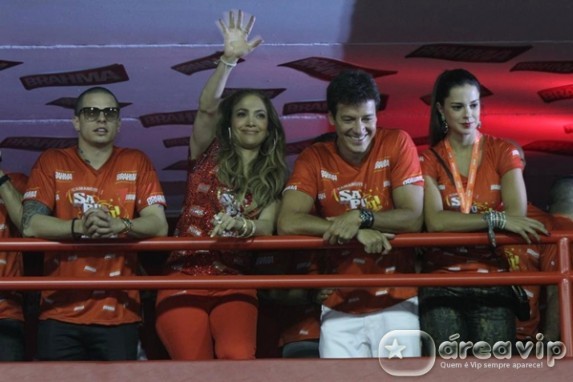 Jennifer Lopez curte carnaval na Sapucaí ao lado de Rodrigo Faro