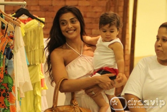 Juliana Paes passeia com o filho em shopping