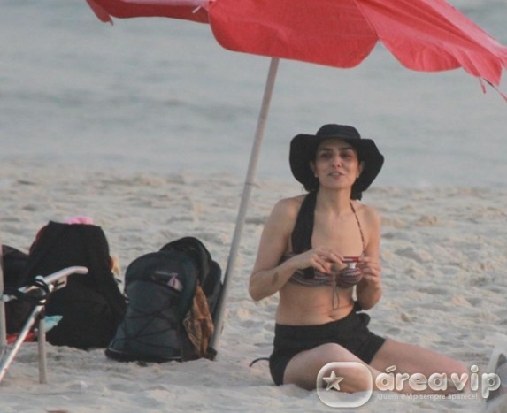 Letícia Sabatella curte praia no Rio