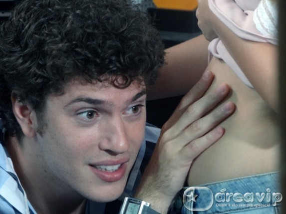 Malhação - Cristal insiste para Gabriel conversar com o bebê