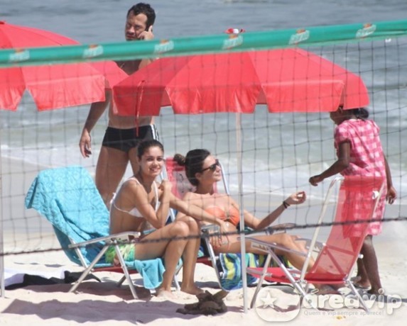 Malvino Salvador e Sophie Charlotte curtem praia juntos e se beijam