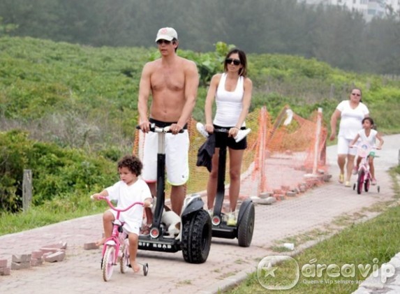Márcio Garcia anda de patinete motorizado com a família
