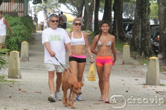 De microshort, Antônia Fontenelle caminha com o marido e enteada