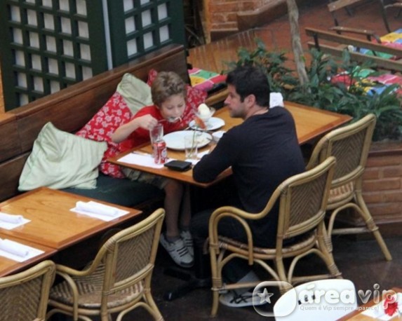 Murilo Benício almoça com o filho em shopping