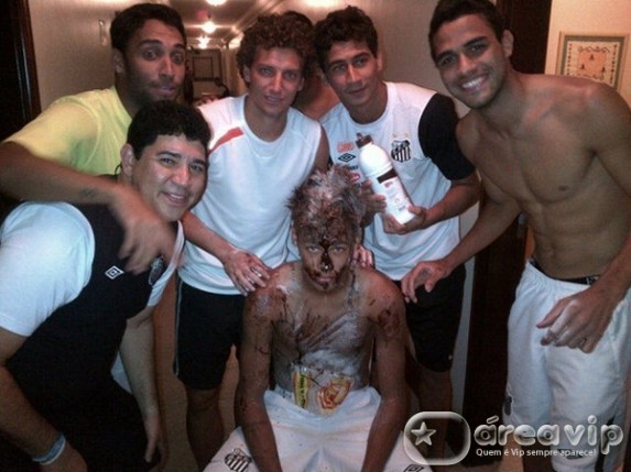 Amigos lambuzam Neymar em comemoração do seu aniversário