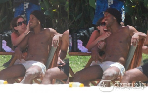 Ronaldinho Gaúcho curte dia de praia com morena