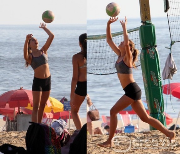 Sasha é clicada jogando vôlei na praia