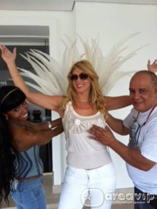 Val Marchiori, embaixadora da Unidos de Vila Maria, faz últimos ajustes em fantasia