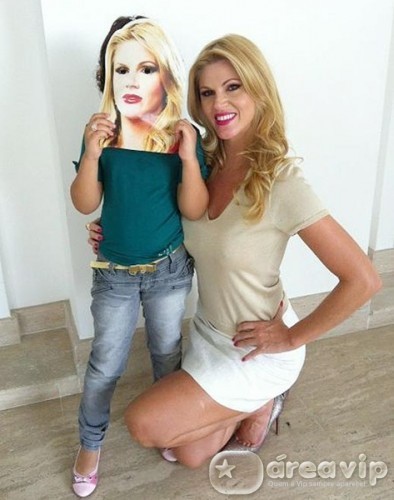 Val Marchiori divulga máscara de seu próprio rosto para o Carnaval